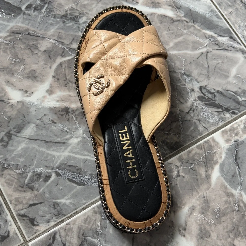 CHANEL Cross Over Quilted CC 2024 Sandals Beige and Black - Picture 3 of 5